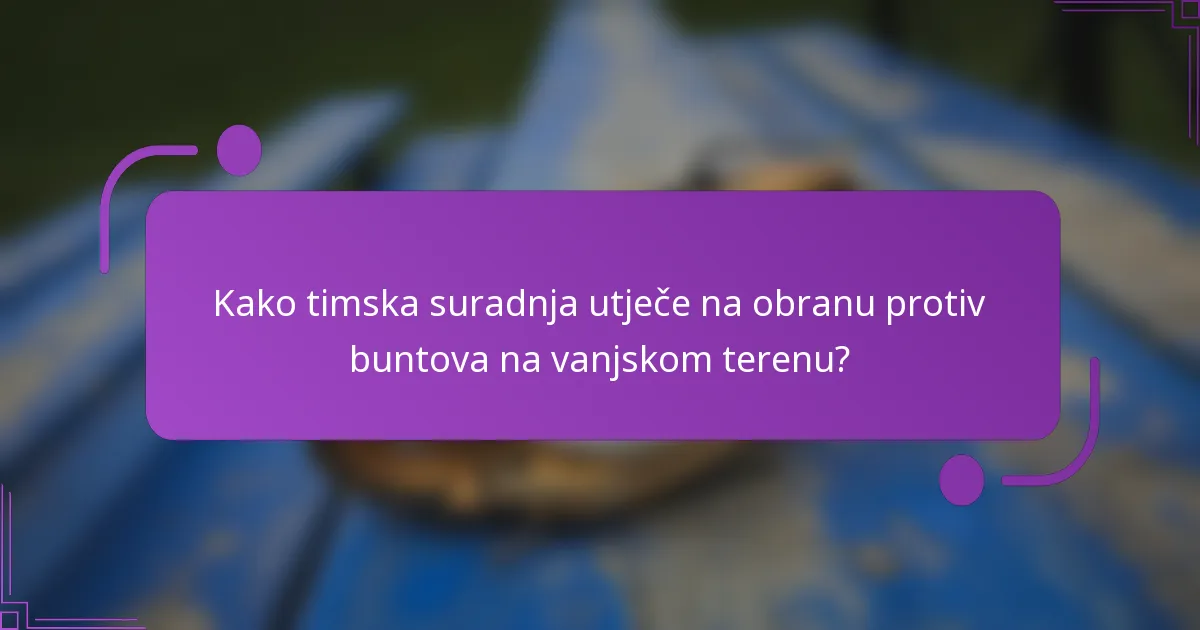 Kako timska suradnja utječe na obranu protiv buntova na vanjskom terenu?